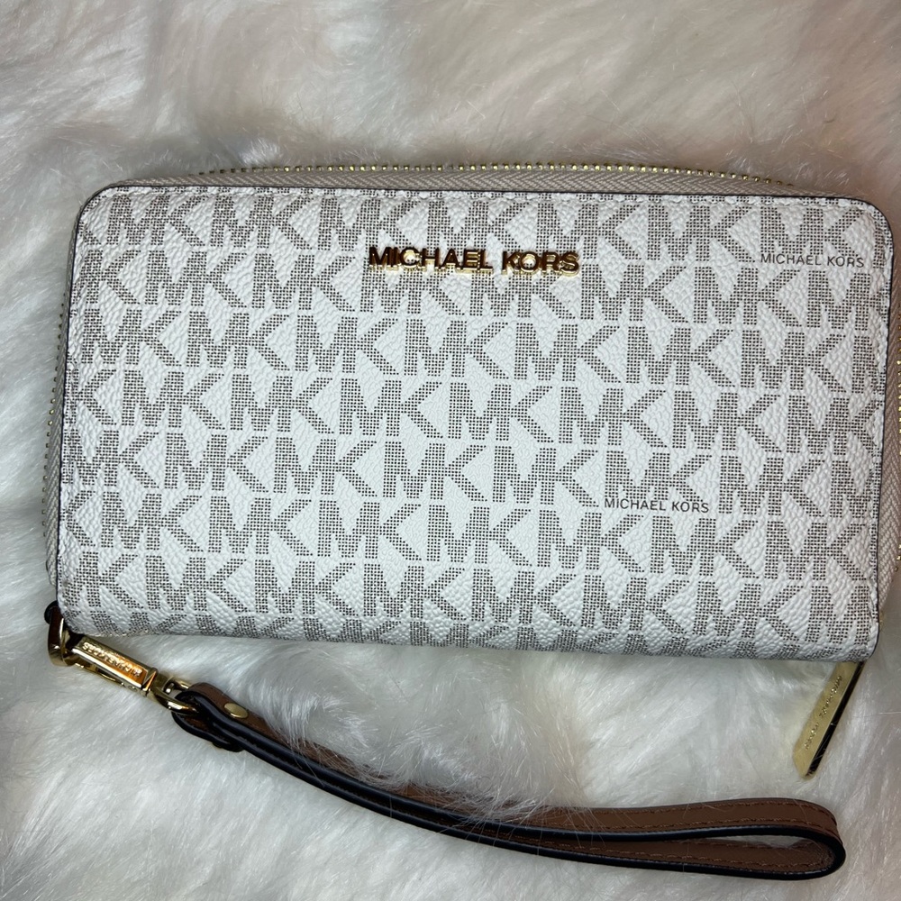 Michael Kors Vanilla MK Wristlet/Wallet with phone holder LGFLATMFPH excellent